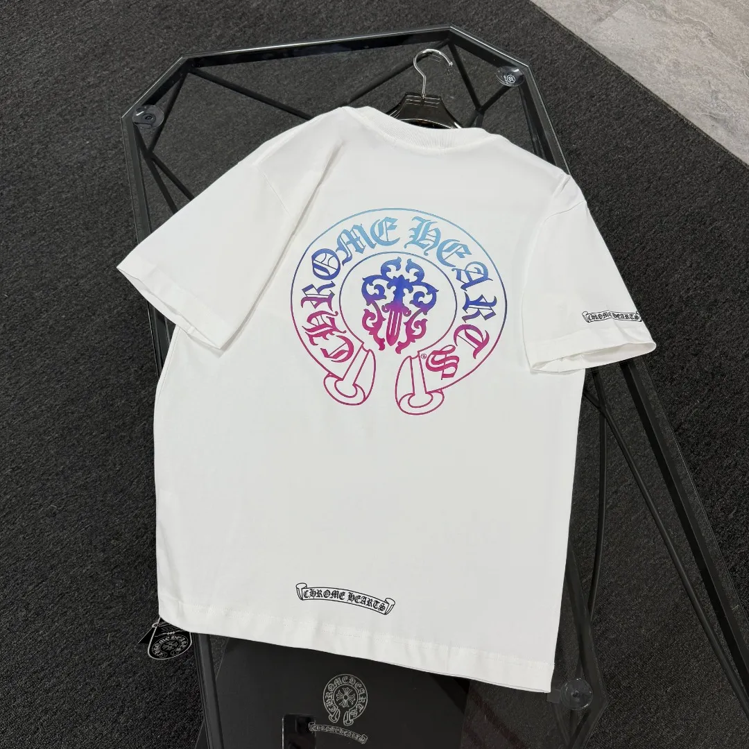 P180 Chrome Hearts Chrome Hearts 25 high version. The fabric is made of 300 grams of high-density pure cotton. It does not deform or shrink. It has three labels. It is the same style for men and women. Technology: digital direct-injection printing. Color: white, black. SIZE: S-XL.